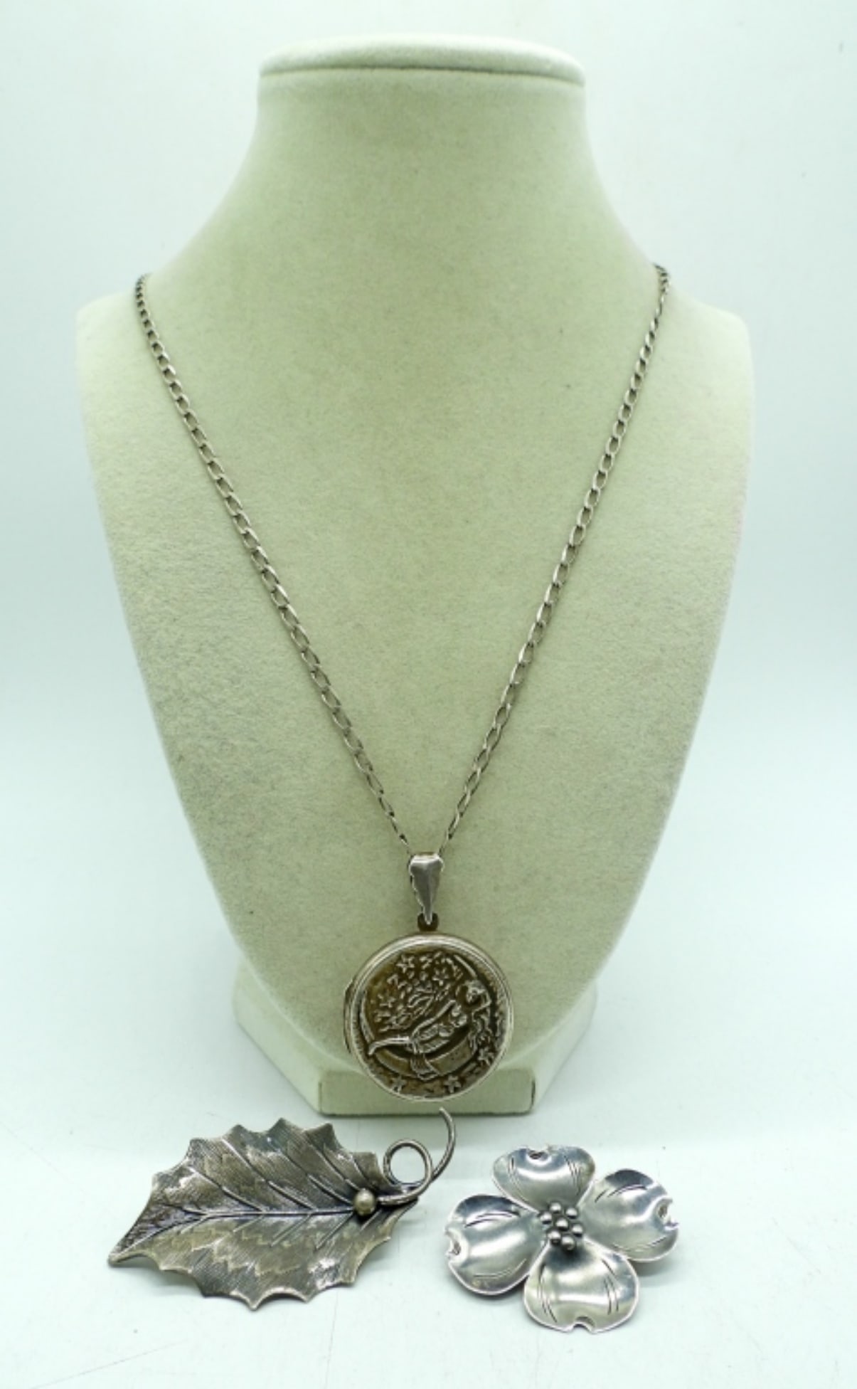 VINTAGE STERLING LOCKET & PINS: VINTAGE STERLING MOON GIRL LOCKET ON A 20" CHAIN. TWO VINTAGE STERLING PINS. 17.1 DWT