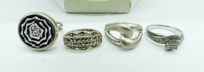4 STERLING RINGS & A NECKLACE