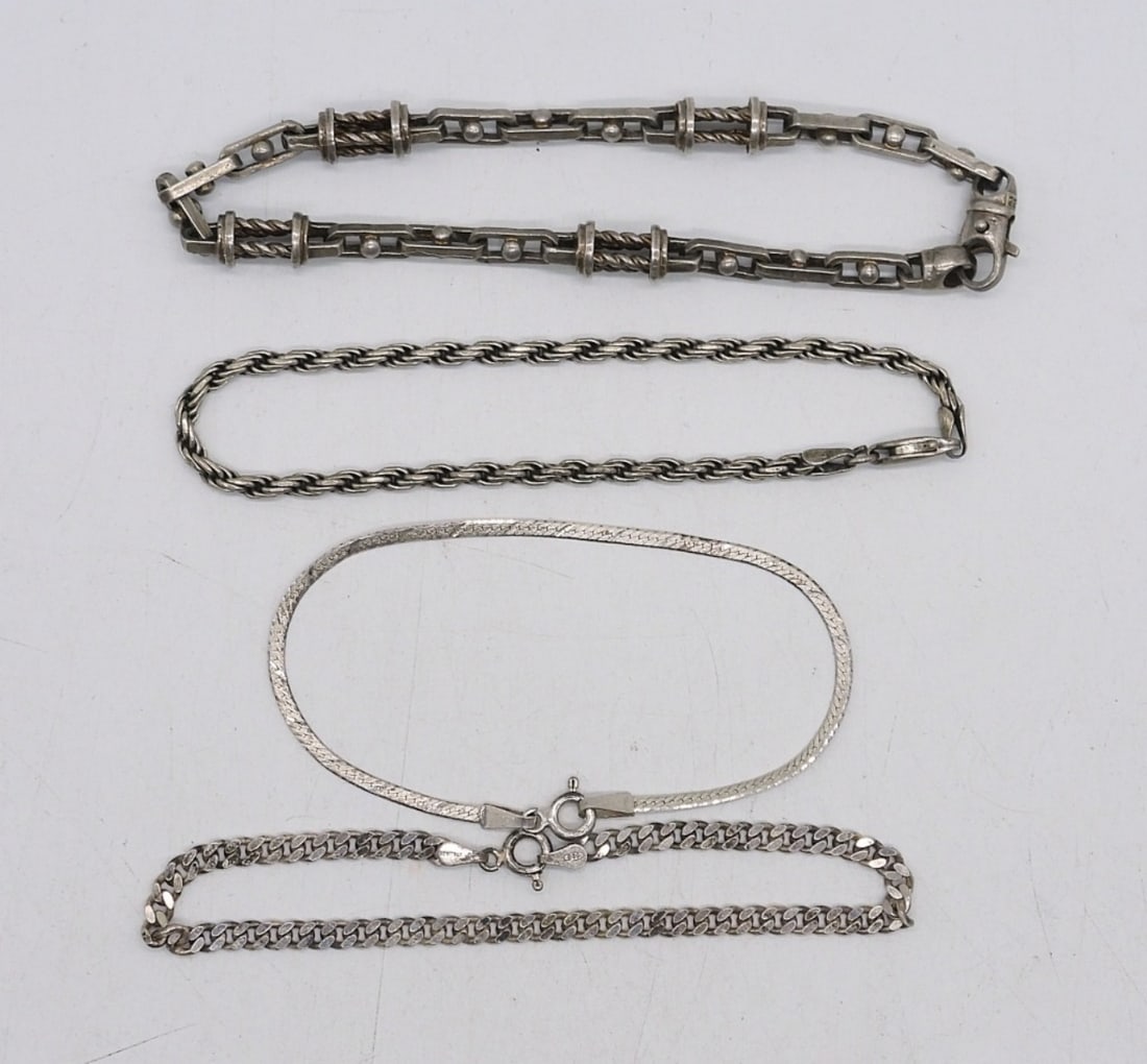 (4) STERLING CHAIN BRACELETS: FOUR STERLING CHAIN BRACELETS. 6-9". 21.2 DWT