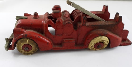 ARCADE? CAST IRON FIRE TRUCK 2255