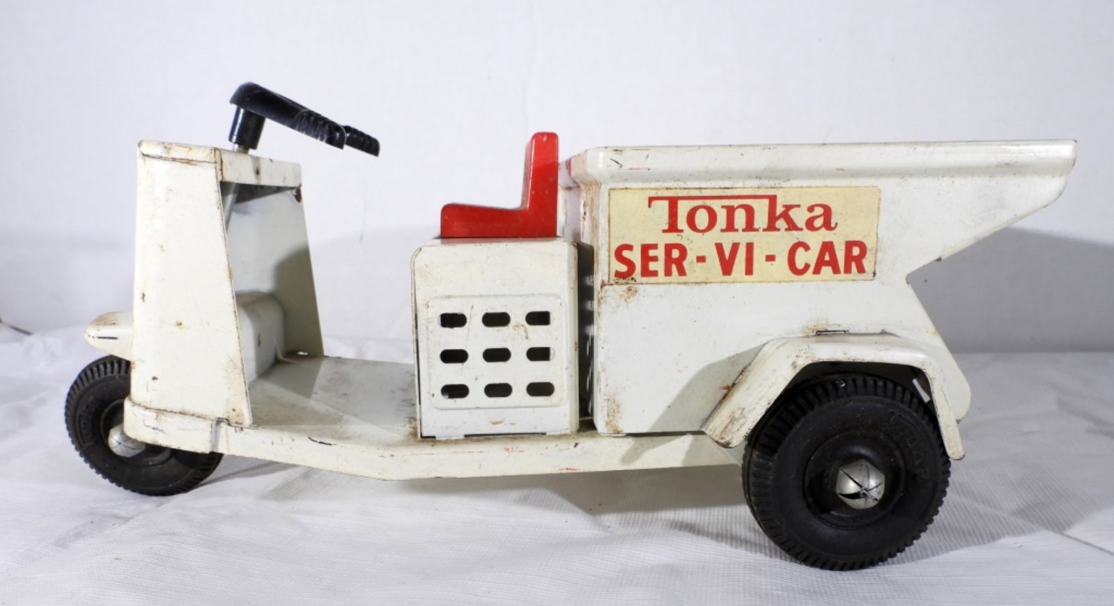 VTG TONKA SER-VI CAR: VINTAGE TONKA SER-VI- CAR 3 WHEELER. IN GOOD CONDITION- DOES SHOW SOME WEAR ON THE BODY WITH SCRATCHES, BUT STILL MOVES VERY GOOD. PREOWNED.