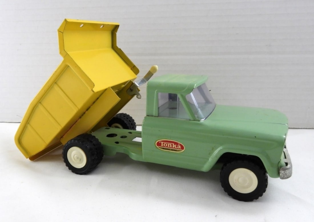 JEEP TONKA TRUCK- MOUND MINN: JEEP TONKA TRUCK- WITH A DUMP BED ON IT, VERY GOOD CONDITION IT DOES SHOW SOME WEAR. THE BED DOES WORK IT LIFTS AND LOCKS BACK DOWN ONTO THE FRAME. PREOWNED,