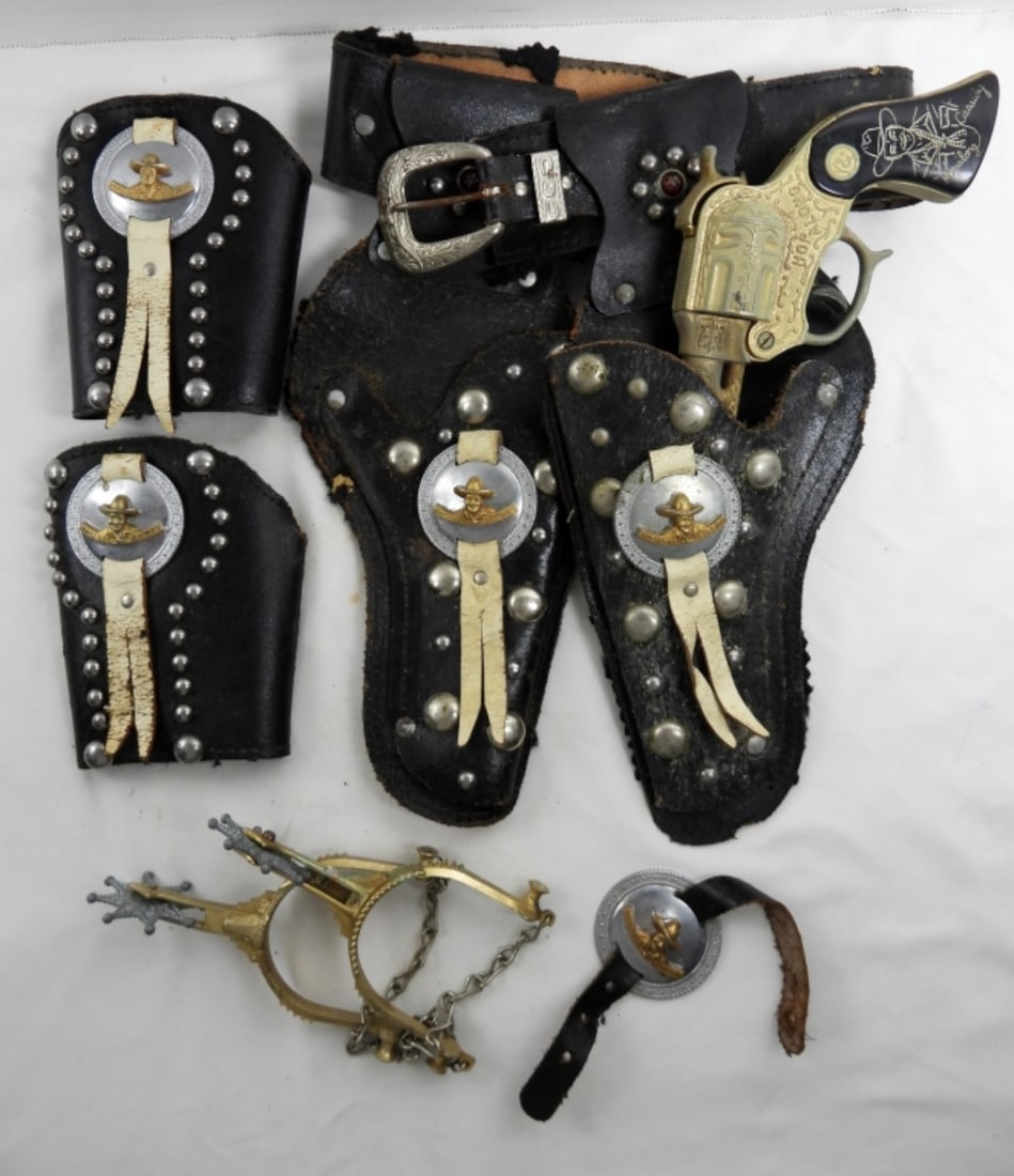 HOPALONG CASSIDY COWBOY HOLSTER SET: (1) CAP GUN WORKING CONDITION, SPURS, WRISTBANDS, ACCESSORY & 28" HOLSTER - SHOWS WEAR OVERALL