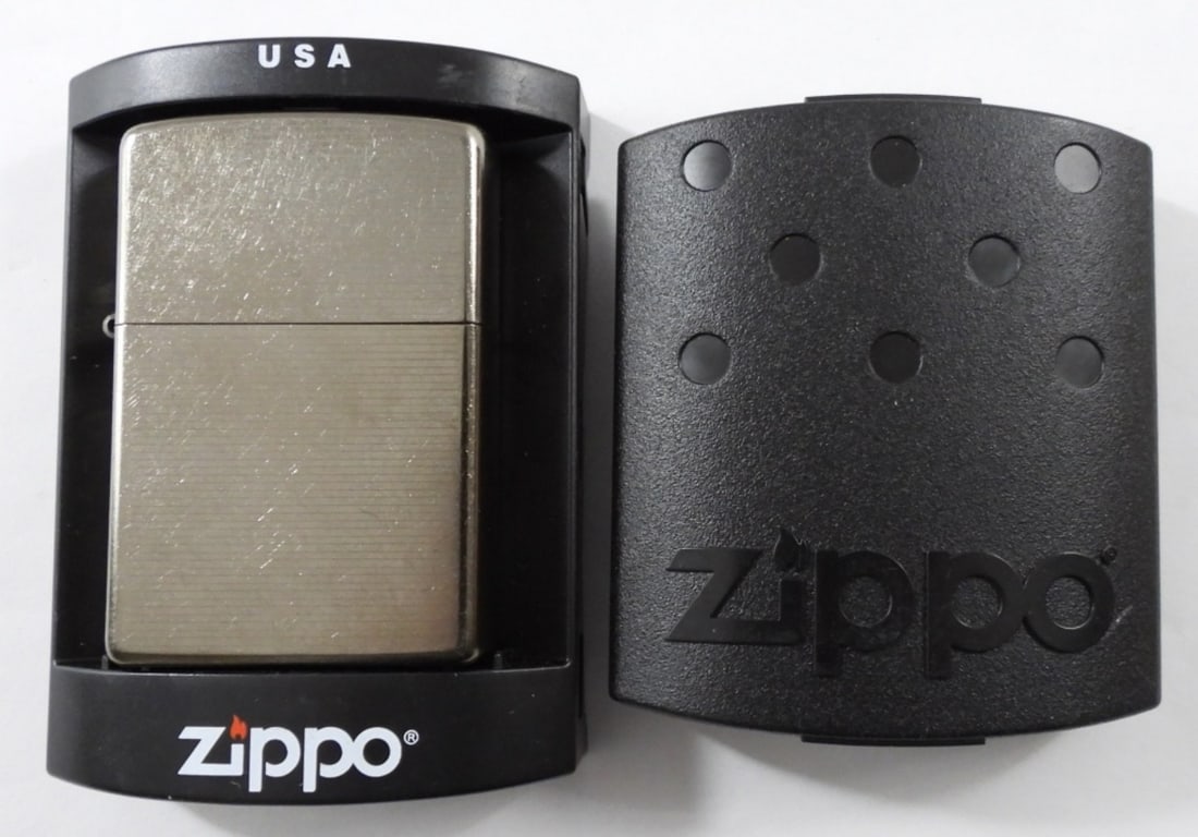 2005 SEALED STREET CHROME ZIPPO (1 of 3)