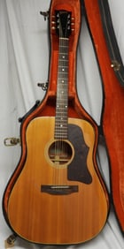 J 40 GIBSON ACOUSTIC GUITAR
