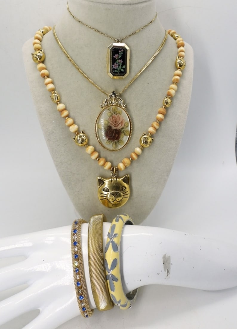 (6) FASHION NECKLACES & BRACELETS: SIX FASHION GOLD TONE NECKLACES (18"-30") & BRACELETS (6"-8").