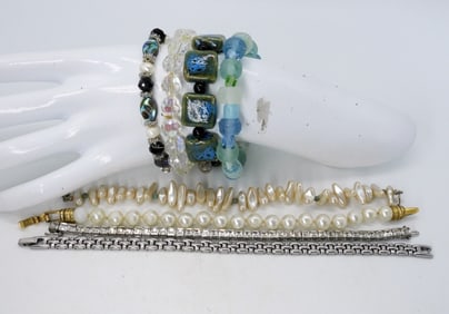 (8) PRETTY FASHION BRACELETS