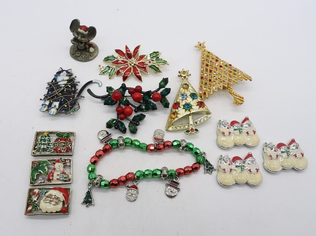 (13) CHRISTMAS LOT: FIVE PINS, ONE STRETCHY BRACELET, MOUSE TRINKET & 6 BRACELET LINKS.