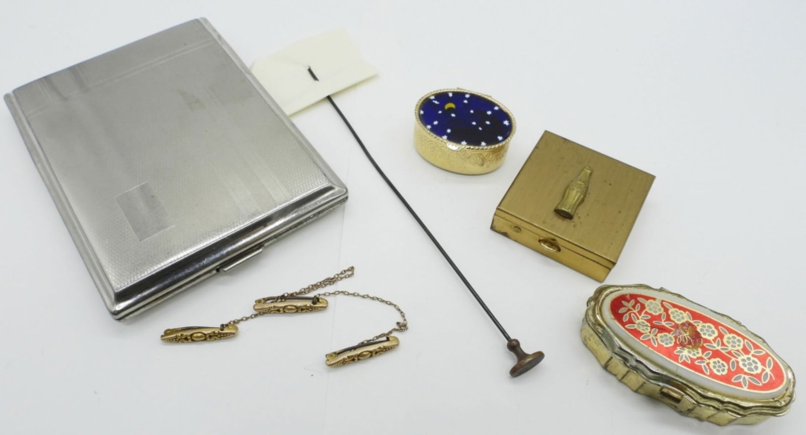 VTG CIG CASE, PILL BOXES, ASHTRAY & MORE: VINTAGE SILVER TONE CIGARETTE CASE. PORTABLE GOLD TONE MINI ASHTRAY. 2 VTG PILL BOXES. ANTIQUE HAT PIN & 3 SMALL PINS.