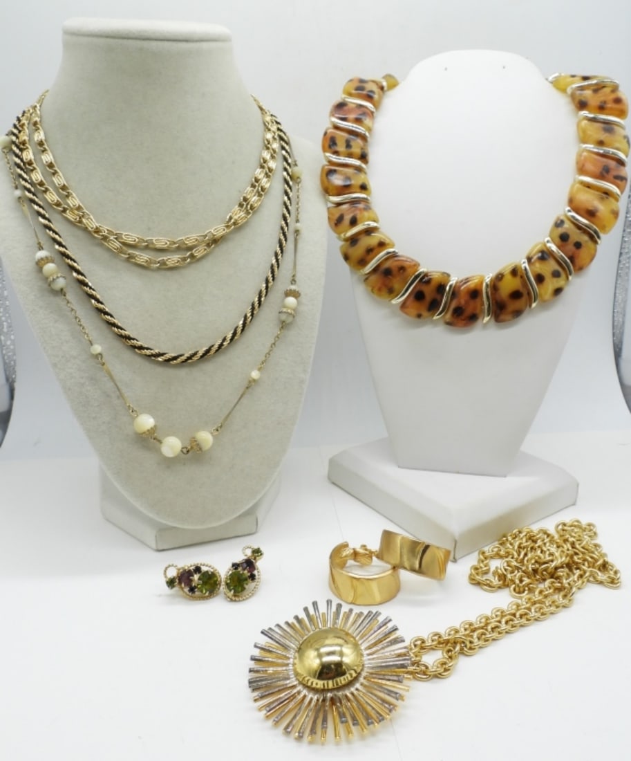 (7) PIECE VTG NECKLACES & EARRINGS: TRIFARI CLIP ON EARRINGS & RHINESTONE CLIP ON EARRINGS. 5 GOLD TONE 16-30".