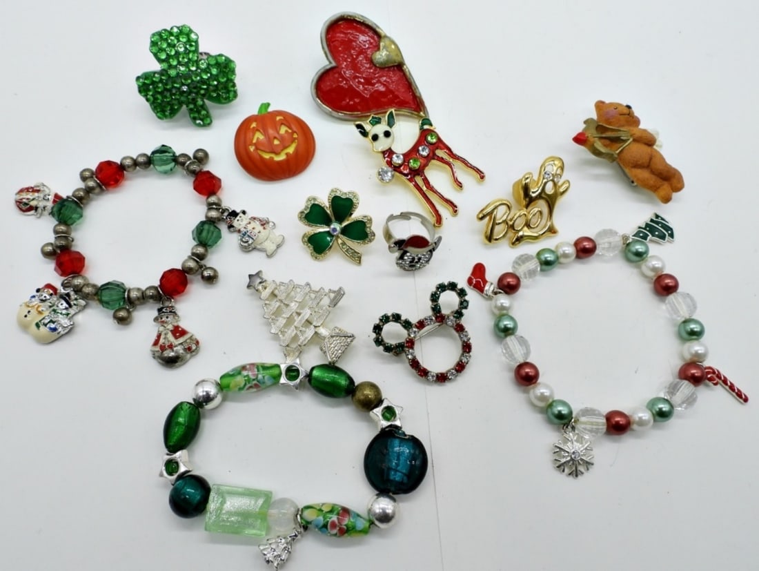 (13) FUN HOLIDAY JEWELRY: HALLOWEEN, CHRISTMAS, VALENTINES DAY, ST PATS DAY. 3 BRACELETS, TWO RINGS, 8 PINS.