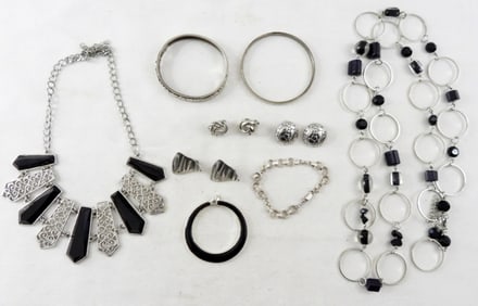 LADIES BLACK AND SILVER JEWELRY SET