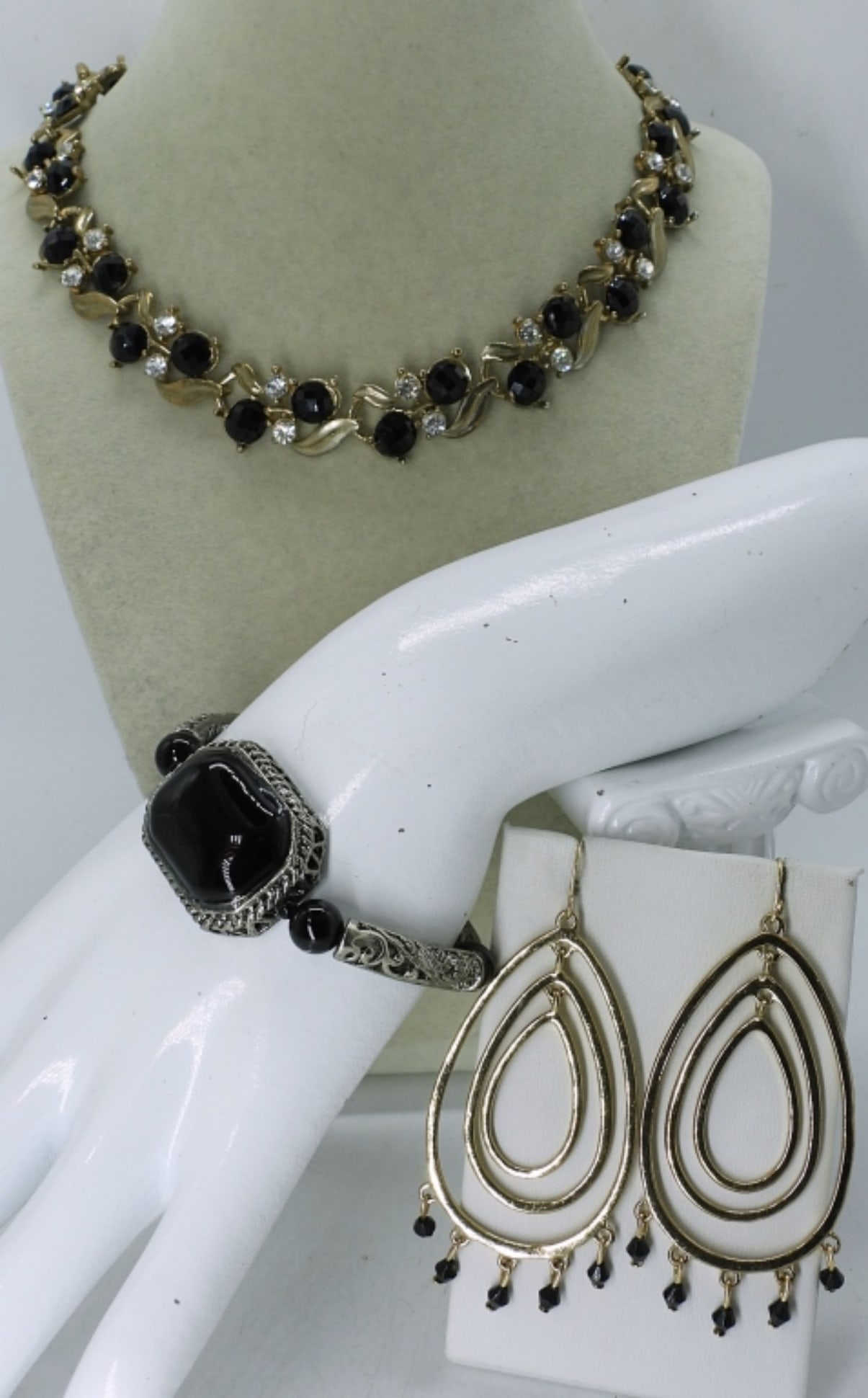 LADIES BLACK AND GOLD TONE JEWELRY SET: LADIES BLACK AND GOLD TONE JEWELRY SET , 18" GOLD TONE NECKLACE WITH BLACK GEMSTONES , 3" BRACELET AND A PAIR OF EARRINGS