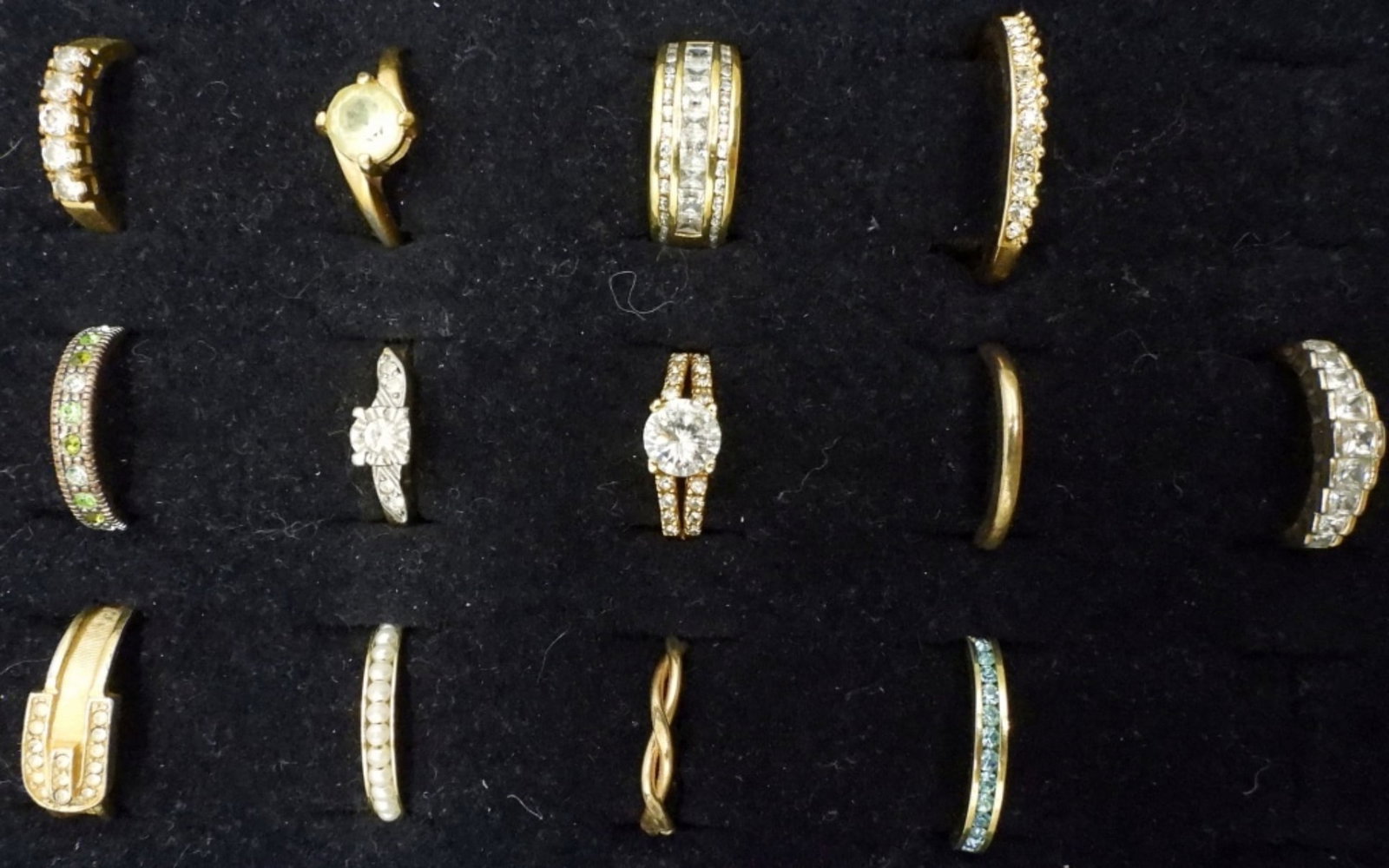 (13) GOLD TONE FASHION RINGS: 13 GOLD TONE FASHION RINGS. SIZES 4.5-11