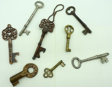 8 VINTAGE KEYS - L&N BRASS KEY