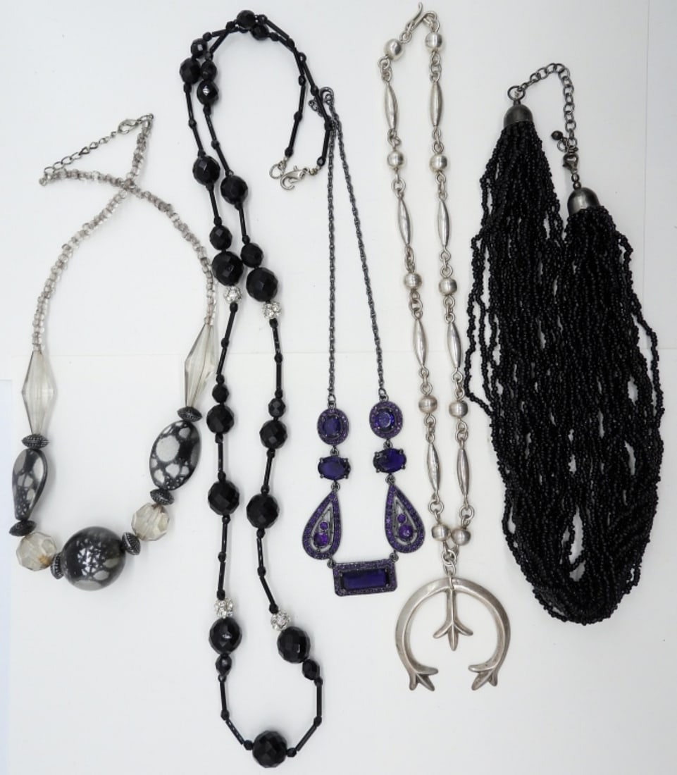 (5) BLACK / SILVER FASHION NECKLACES: FIVE NECKLACES 18"-30". LONGEST NECKLACE HAS A SEMI BROKEN CLASP.