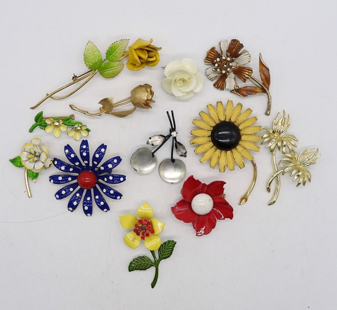 (12) VTG WEISS / CARA  & MORE PINS (1 of 1)