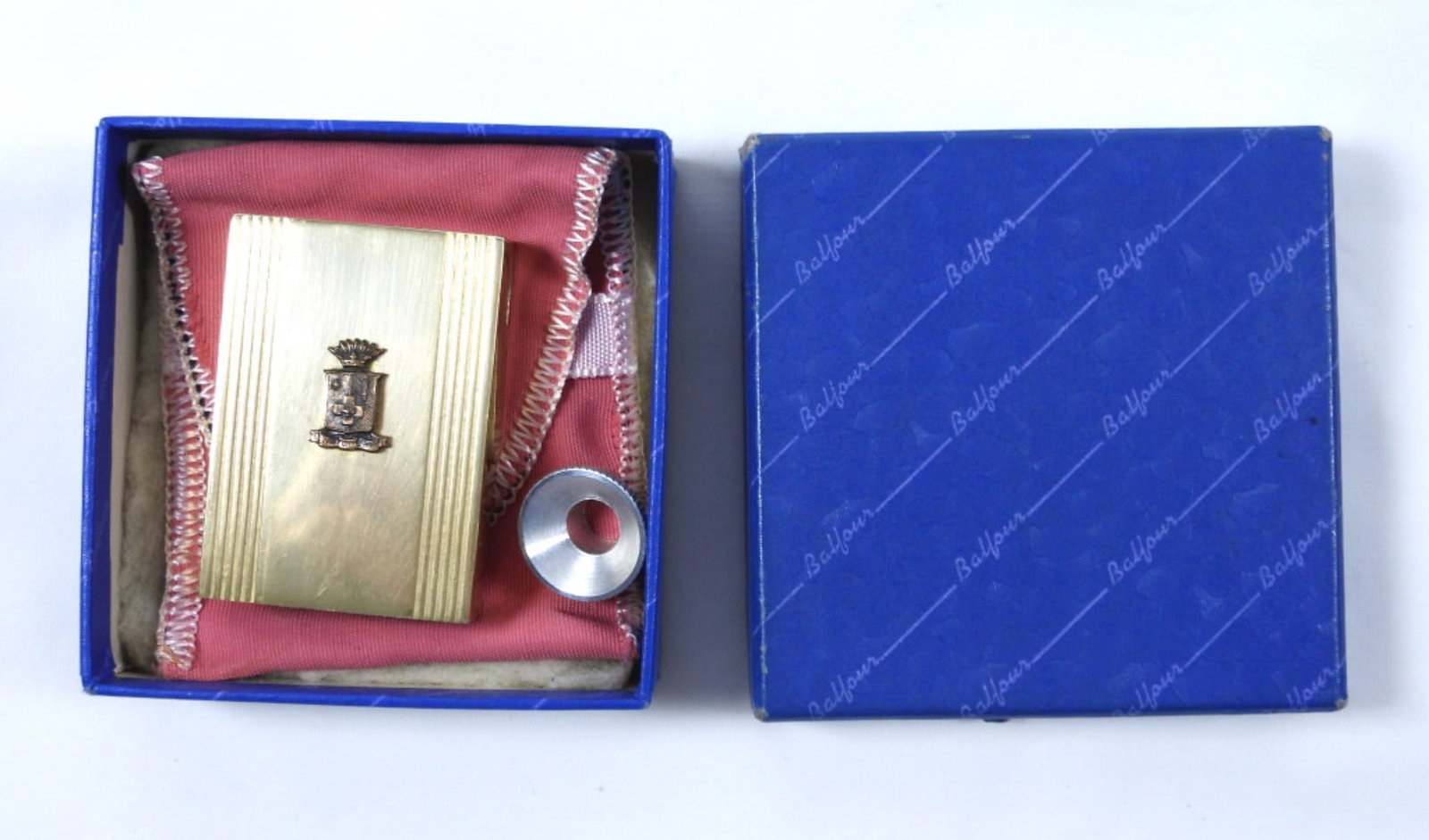 1950'S ERA ELIZABETH AMES LIGHTER: VINTAGE 1950'S ELIZABETH AMES LIGHTER-THIS LIGHTER HAS A BUTTON ON THE SIDE THAT ALLOWS THE TOP TO OPEN FOR THE LIGHTER-FIRED. IN GOOD CONDITION- DOES SHOW SOME WEAR, PREOWNED. UNSEARCHED & UNVERIFIED
