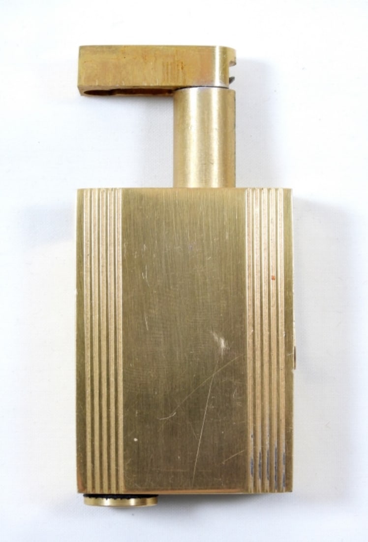 1950'S ELIZABETH AMES LIGHTER: VINTAGE 1950'S ELIZABETH AMES LIGHTER-THIS LIGHTER HAS A BUTTON ON THE SIDE THAT ALLOWS THE TOP TO OPEN FOR THE LIGHTER-FIRED. IN GOOD CONDITION- DOES SHOW SOME WEAR, PREOWNED. UNSEARCHED & UNVERIFIED