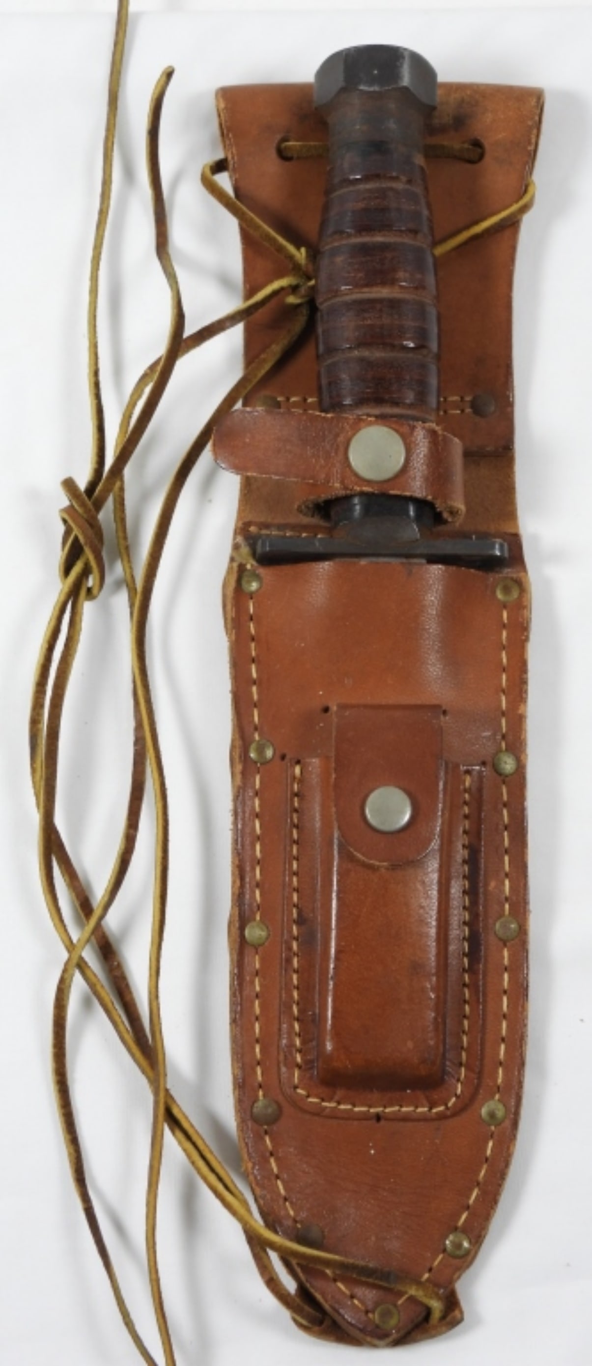 LARGE VINTAGE HUNTING KNIFE IN SHEATH (1 of 4)