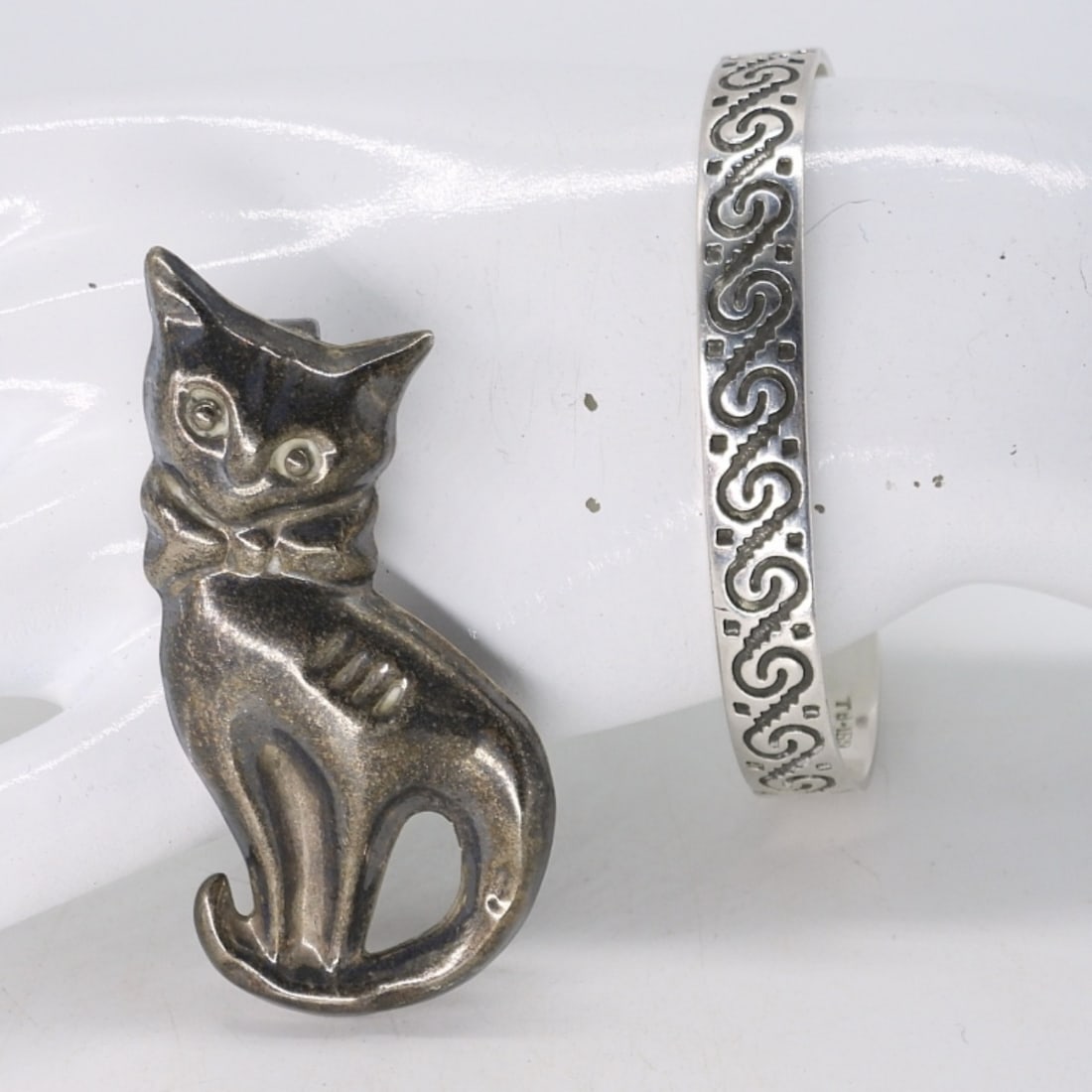 TAXCO CAT PIN & TAXCO BRACELET 925: TAXCO BRACELET, 7.5". TAXCO CAT BROOCH, 2.5". (23.4 DWT)