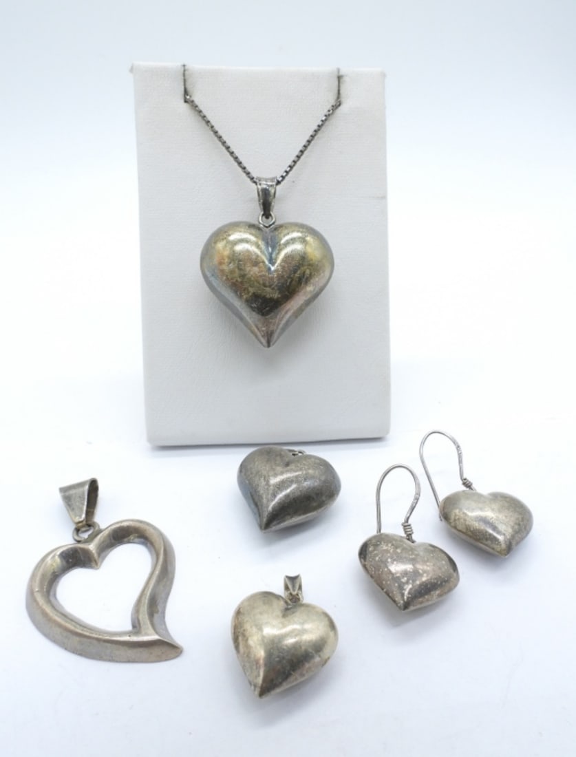 STERLING HEART PENDANTS & EARRINGS: 3 STERLING PUFFY HEART PENDANTS, 3 SIZES. ONE PAIR OF MATCHING PIERCED EARRINGS AND AN OPEN HEART STERLING PENDANT. 30" STERLING CHAIN. TARNISHED, WILL CLEAN UP NICELY! 20.8 DWT