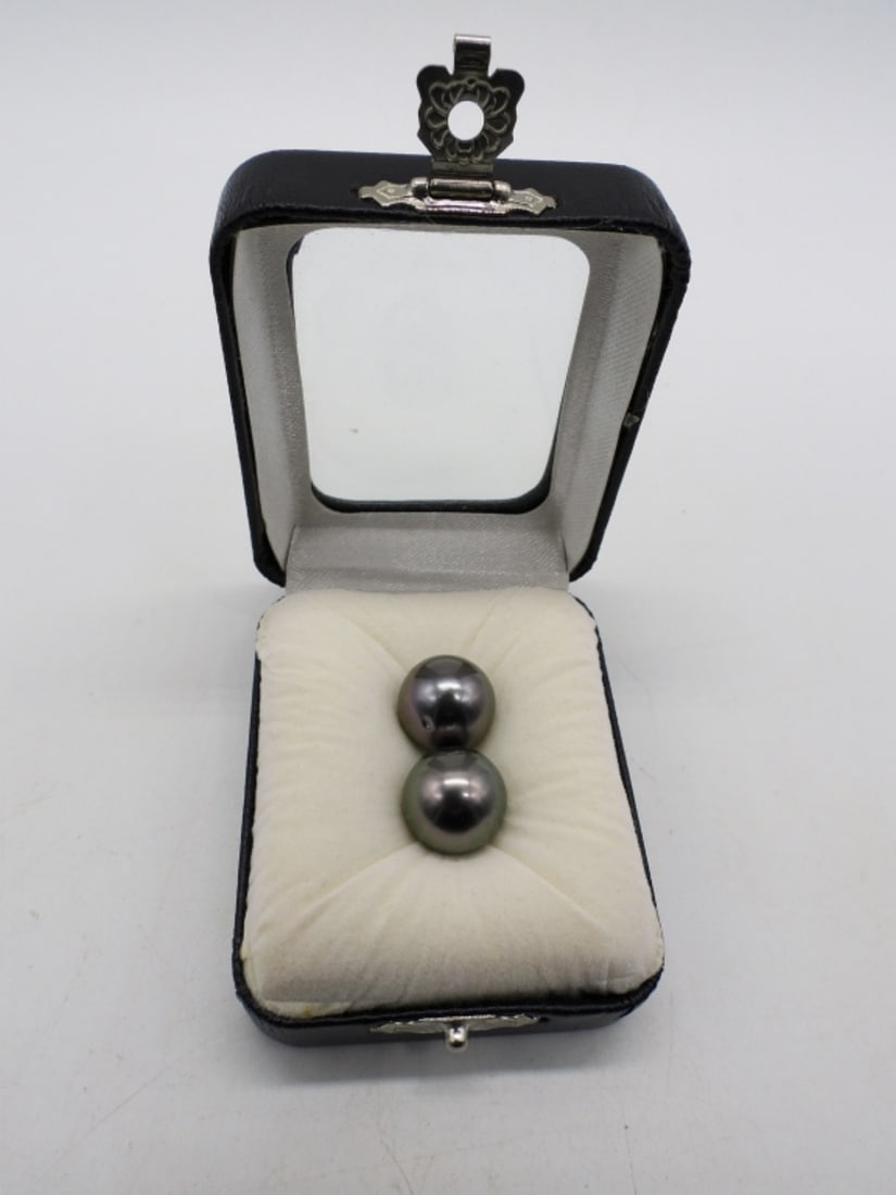 (2) 13MM BLACK TAHITIAN PEARLS - LOOSE: TWO GORGEOUS 13MM BLACK TAHITIAN LOOSE PEARLS, IN A CASE.