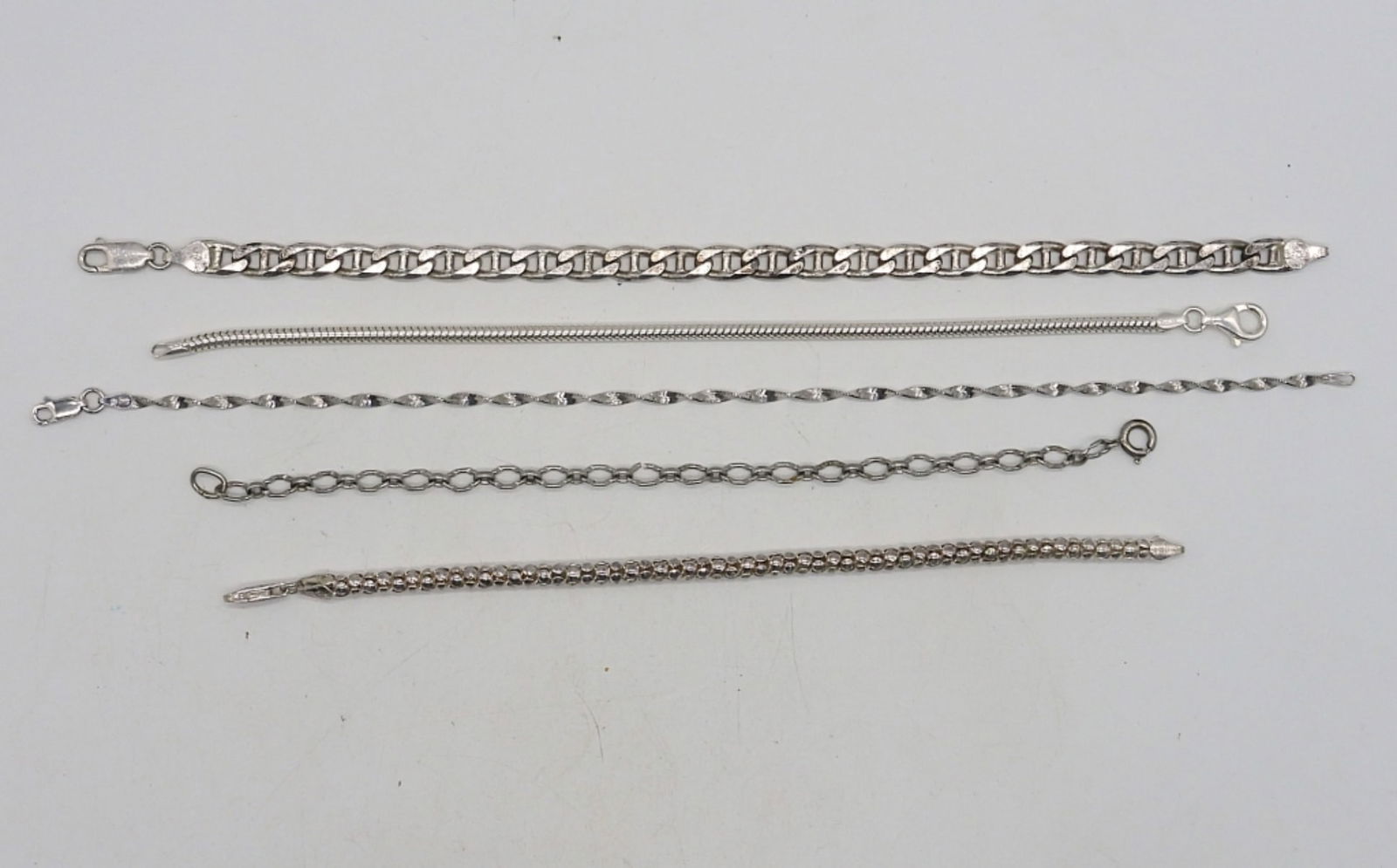 (5) BRACELETS / ANKLETS - STERLING CHAINS: FIVE CHAIN BRACELETS AND / OR ANKLETS. 7-10" (21.7 DWT)