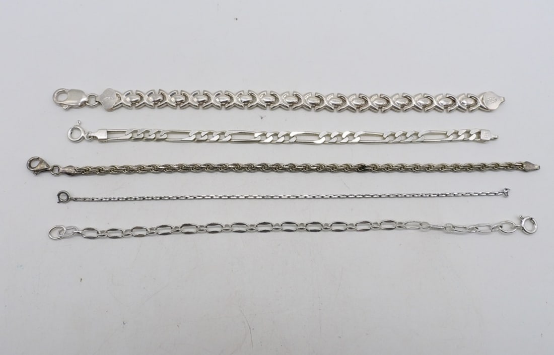 (5) STERLING CHAIN BRACELETS: FIVE STERLING CHAIN BRACELETS, 7", 7.5" & 8". (18.8 DWT)