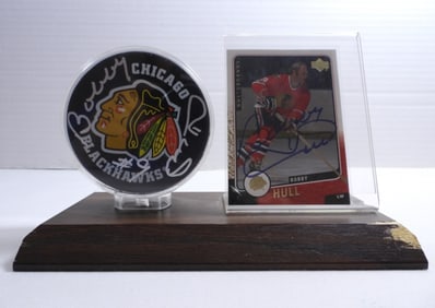 BOBBY HULL AUTO HOCKEY PUCK & CARD
