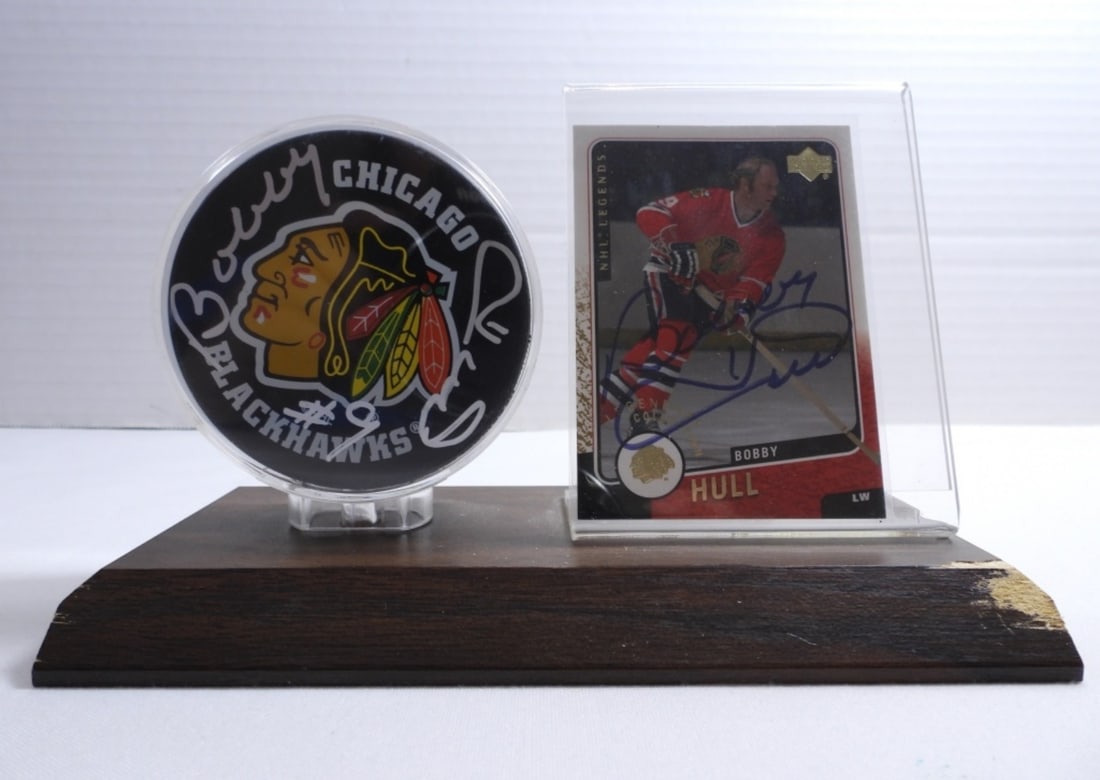 BOBBY HULL AUTO HOCKEY PUCK & CARD (1 of 4)