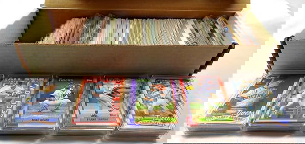 800ct BOX FULL  SPORTS CARDS UNSEARCHED