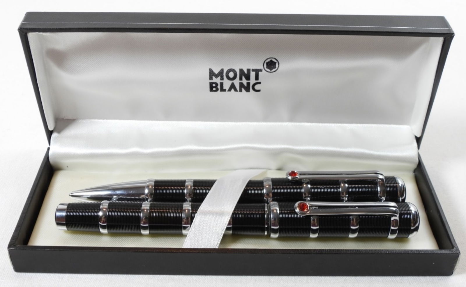 MONT BLANC PEN SET IN BOX (1 of 2)