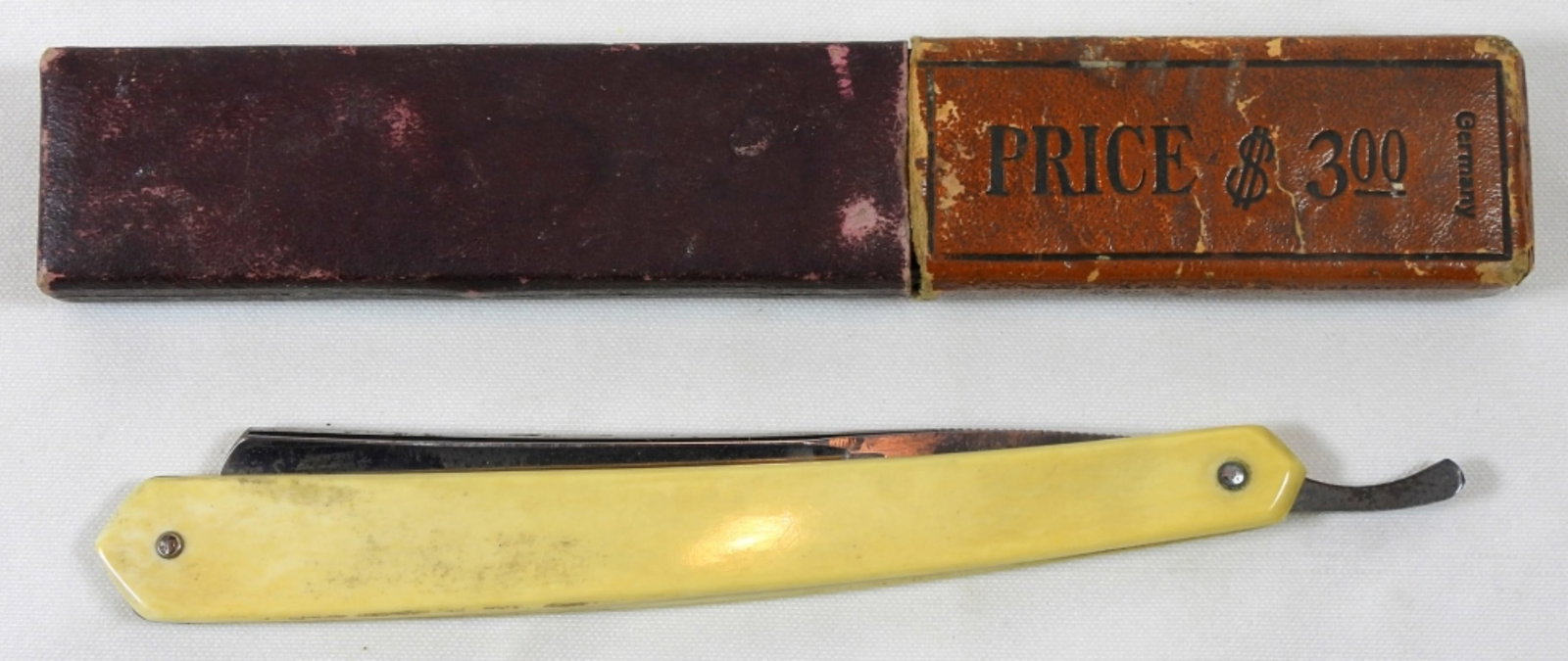 STRAIGHT RAZOR: VINTAGE MADE IN GERMANY NICE CONDITION COMES WITH CASE