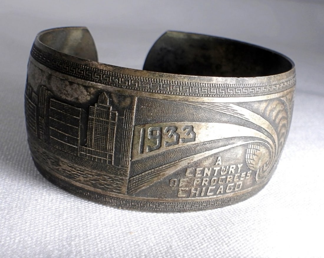 1933 CHICAGO WORLD FAIR BRACELET: 1933 METAL CHICAGO WORLD FAIR BRACELET