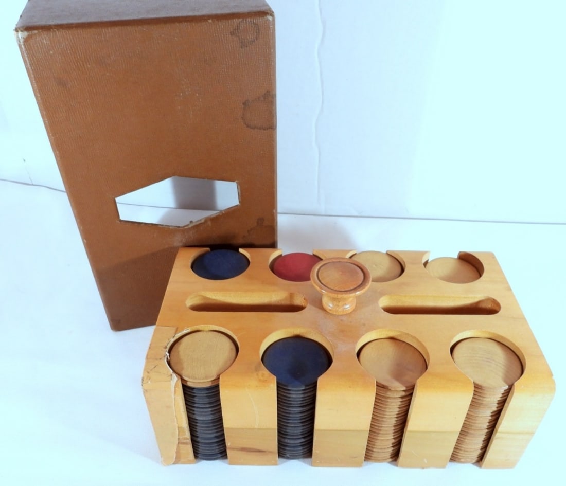 VINTAGE POKER CHIP SET (1 of 4)