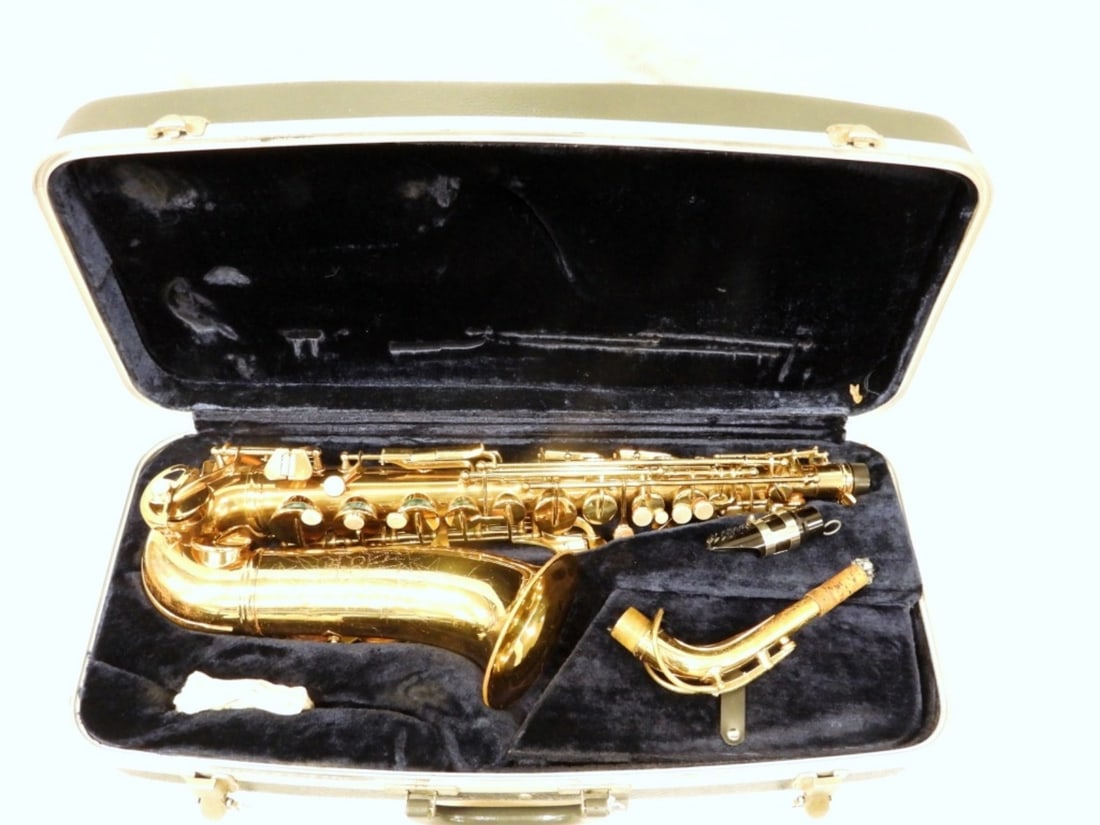 CONN SAXAPHONE in CASE - USED (1 of 5)