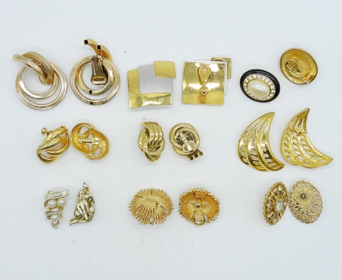 VINTAGE BRAND NAME EARRINGS - TRIFARI +: TWO PAIR OF NAPIER BRAND EARRINGS. THREE PAIR OF MONET BRAND EARRINGS. ONE LISNER, ONE TRIFARI, ONE BARTEK. TWO ARE PIERCED. THE REST ARE CLIP ON. ALL GOLD TONES.