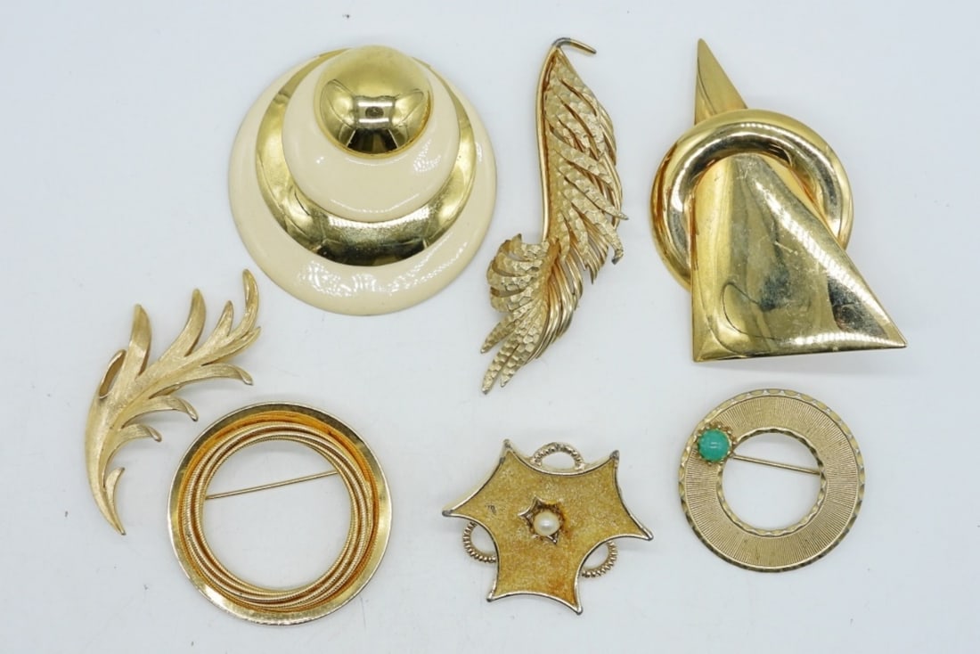 KRAMER & TRIFARI BROOCHES + MORE: ON KRAMER CIRCLET BROOCH. ONE TRIFARI LEAF BROOCH. FIVE OTHER GOLD TONE BROOCHES. 1.5-3.5".