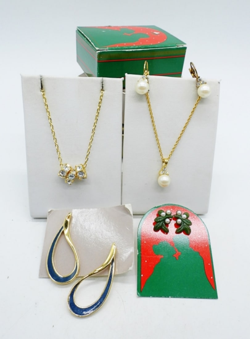 5 PIECES OF VTG AVON JEWELRY (1 of 1)