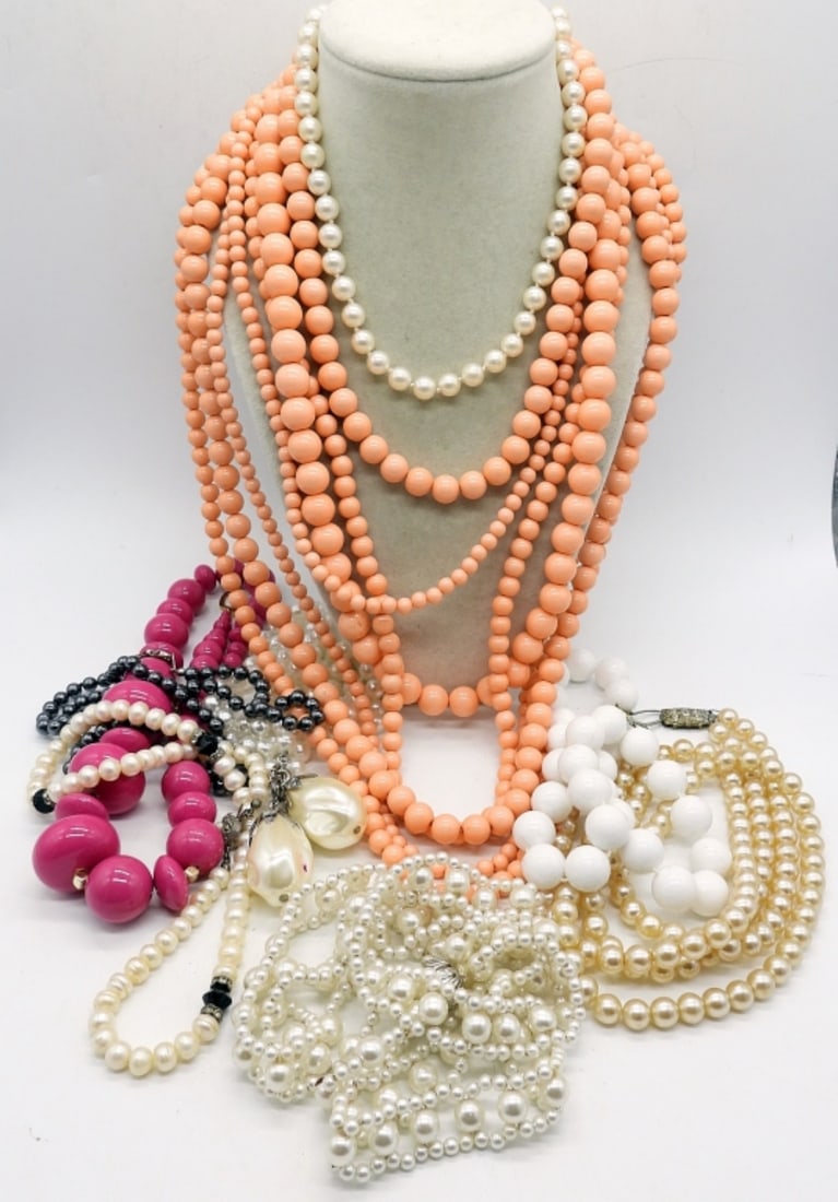 (8) VTG FASHION NECKLACES: EIGHT VINTAGE FASHION NECKLACES. 16" +