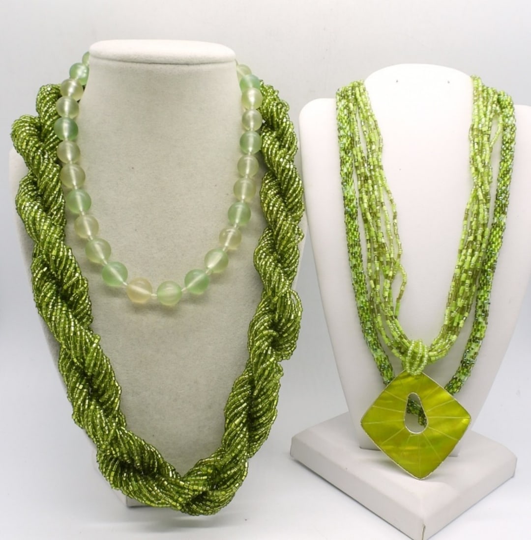 4 GREEN VINTAGE FASHION NECKLACES: 16-24"
