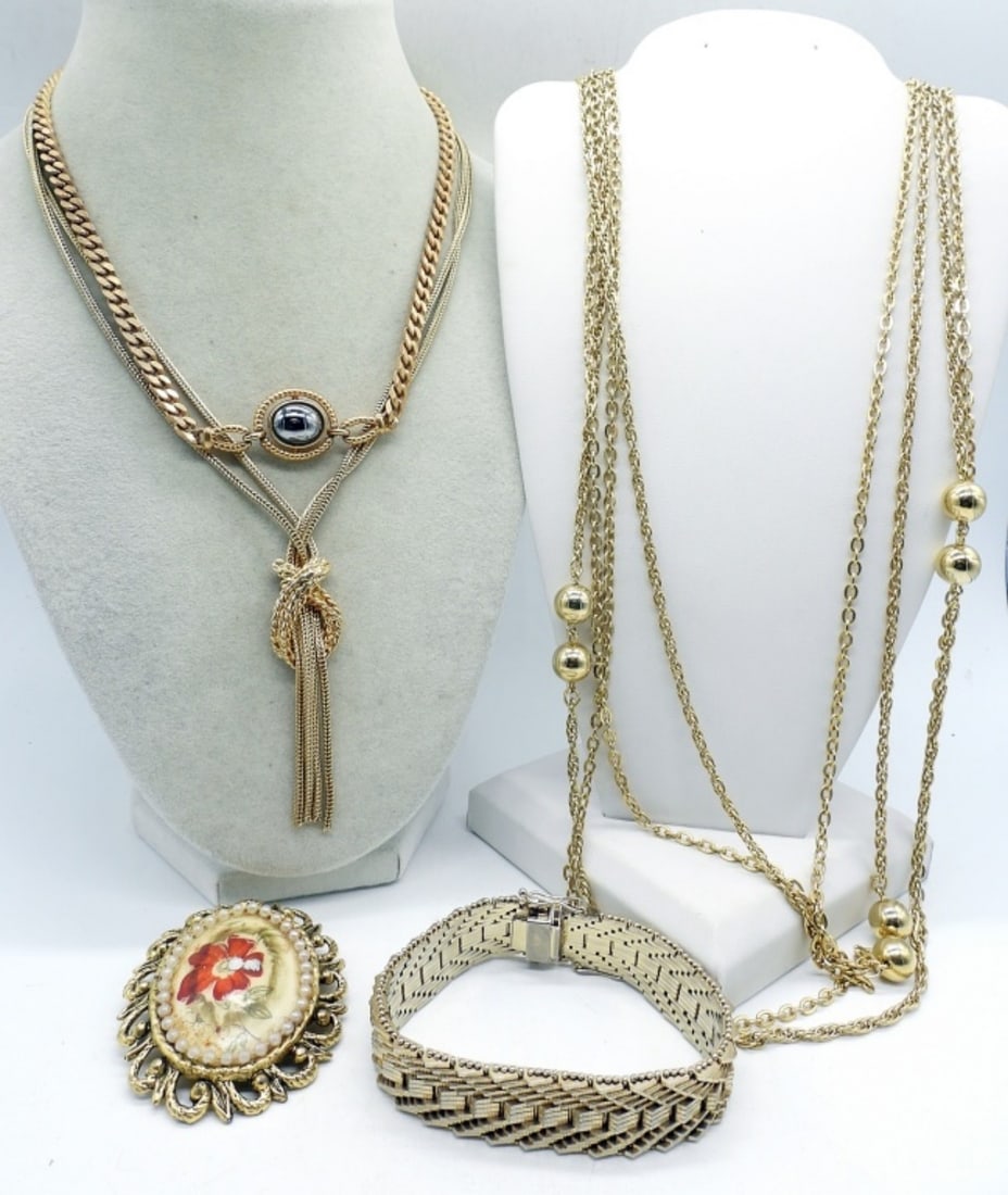 1977 SANDRA CAMAROTA EGG SHELL BROOCH (1 of 3)