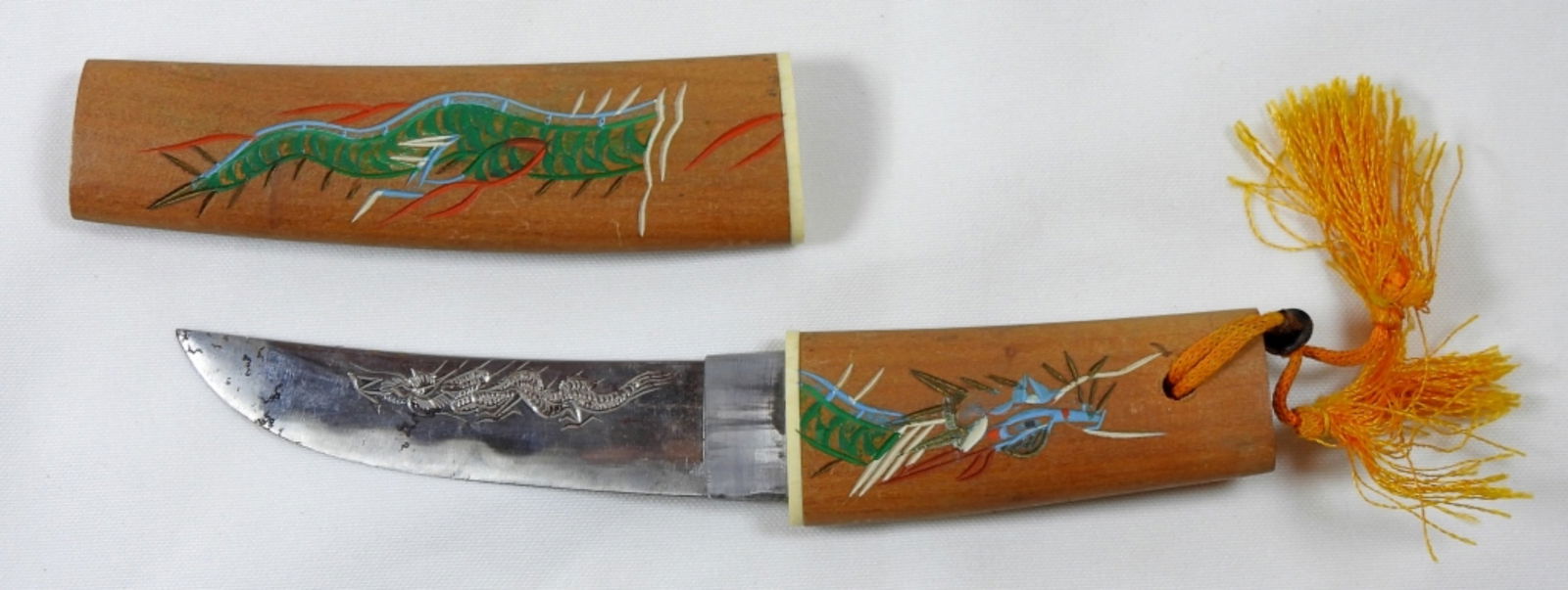 VINTAGE CHINESE DESIGNED KNIFE: VINTAGE CHINESE DESIGNED KNIFE WITH ORIGINAL WOODEN SHEATH