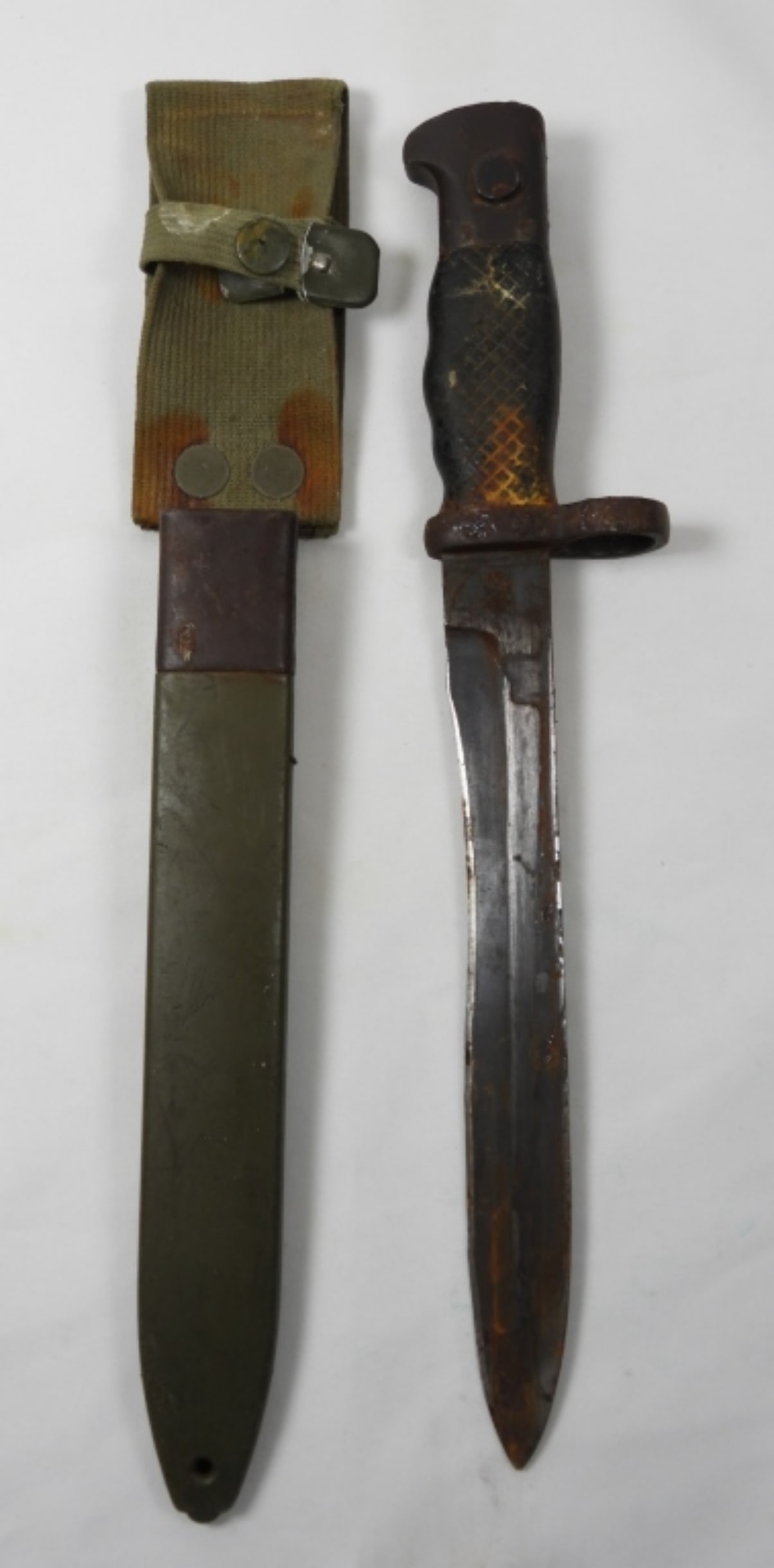 VINTAGE WAR KNIFE WITH SHEATH (1 of 3)