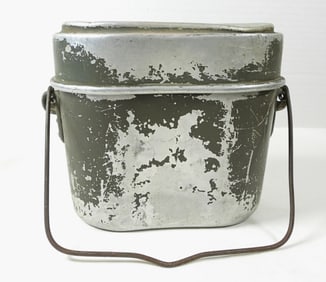1 VINTAGE ARMY LUNCH BOX