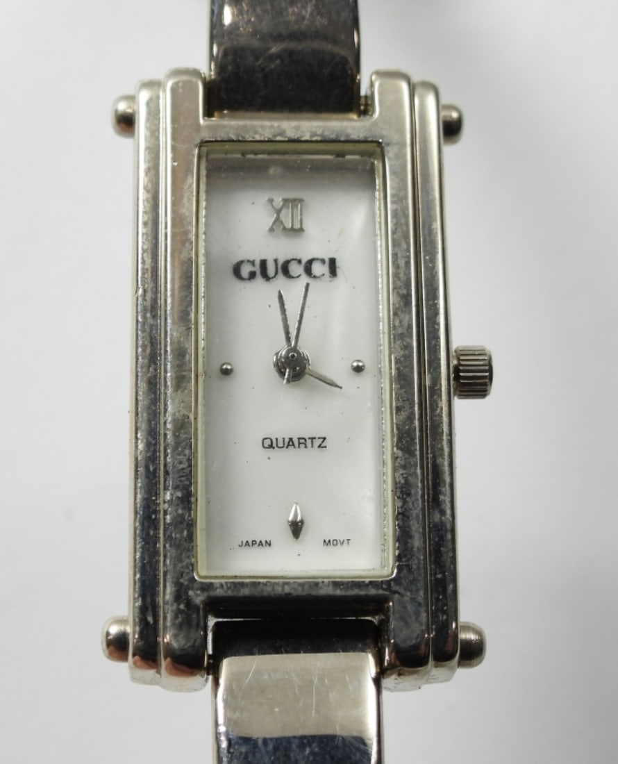 1 SILVER TONE GUCCI WATCH: 1 SILVER TONE GUCCI WATCH