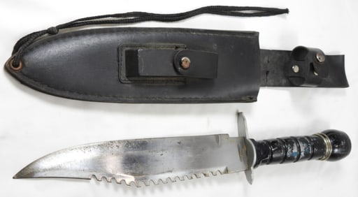 HUNTING KNIFE IN SHEATH