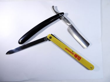 (1) STRAIGHT RAZOR (1) FRUIT KNIFE DOLE