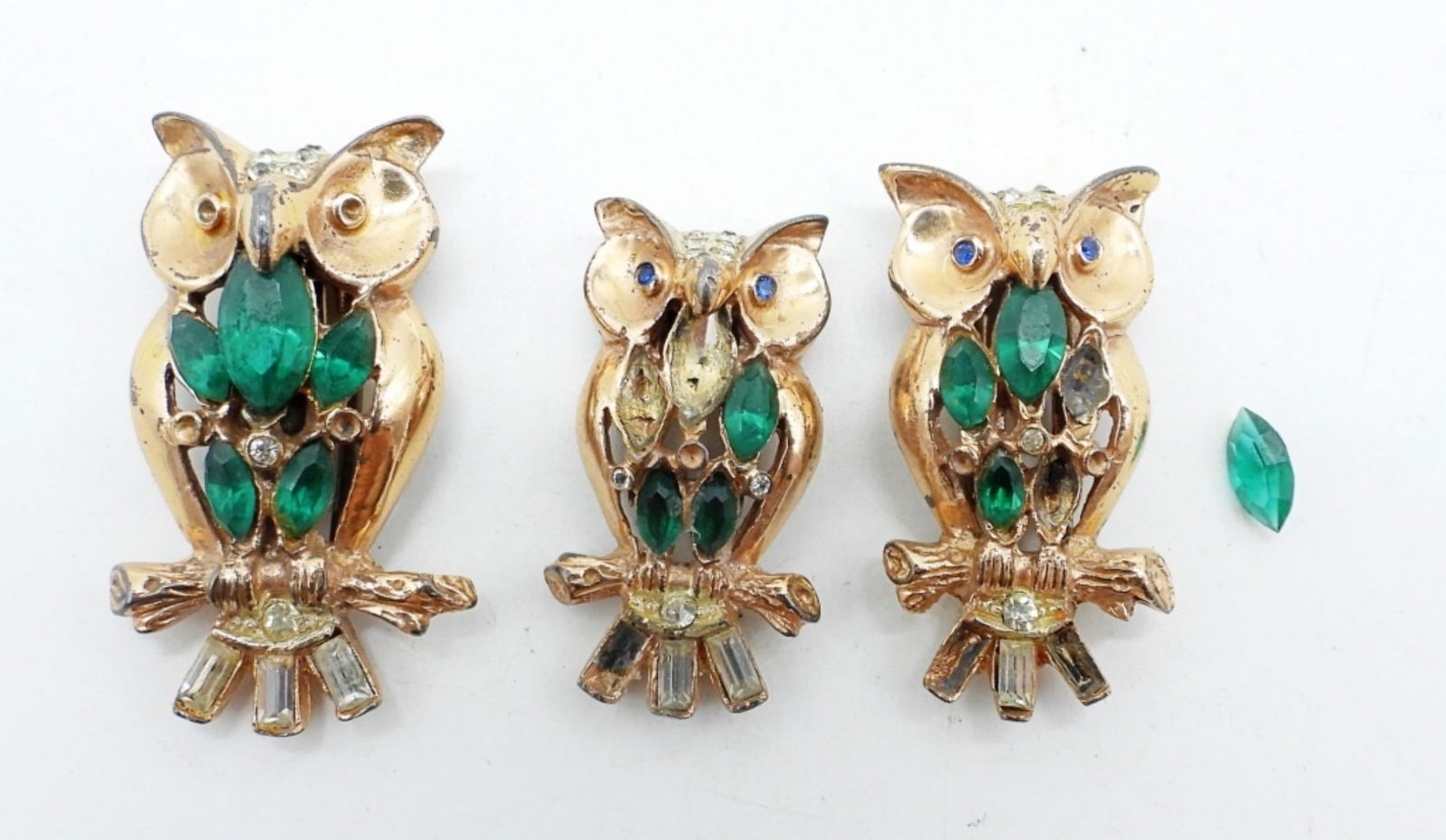 VTG 925 GOLD TONE CORO OWL CLIPS: 3 VINTAGE STERLING GOLD TONE CORO OWL CLIPS. FOUR GREEN GEMSTONES MISSING, ONE IS LOOSE IN THE BAG. FOUR CLEAR GEMSTONES MISSING. 1" - 1.5". (17.5 DWT)